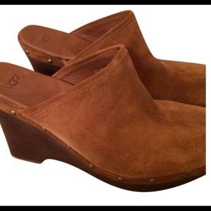 Elegant, cozy, suede platform mules. Ugg Sz 8.